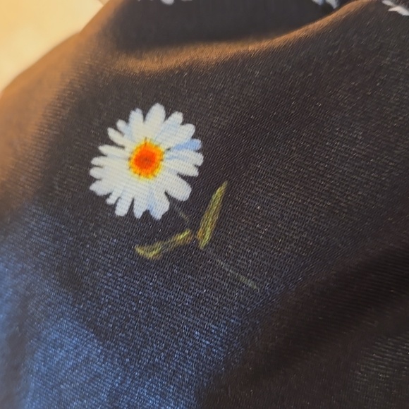 New Alice + Olivia Reversible Daisy Print Bucket Hat - Picture 3 of 7